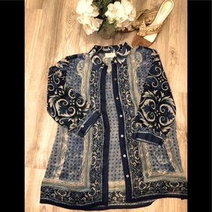 CHICOS size 1 light layering shirt with design